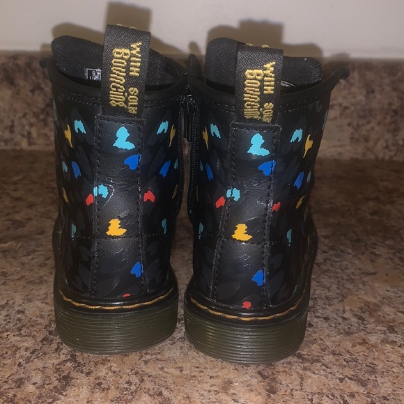 DR.MARTENS Girls sz 10 JUNIOR 1460 HEARTS LEATHER ANKLE - Picture 2 of 7